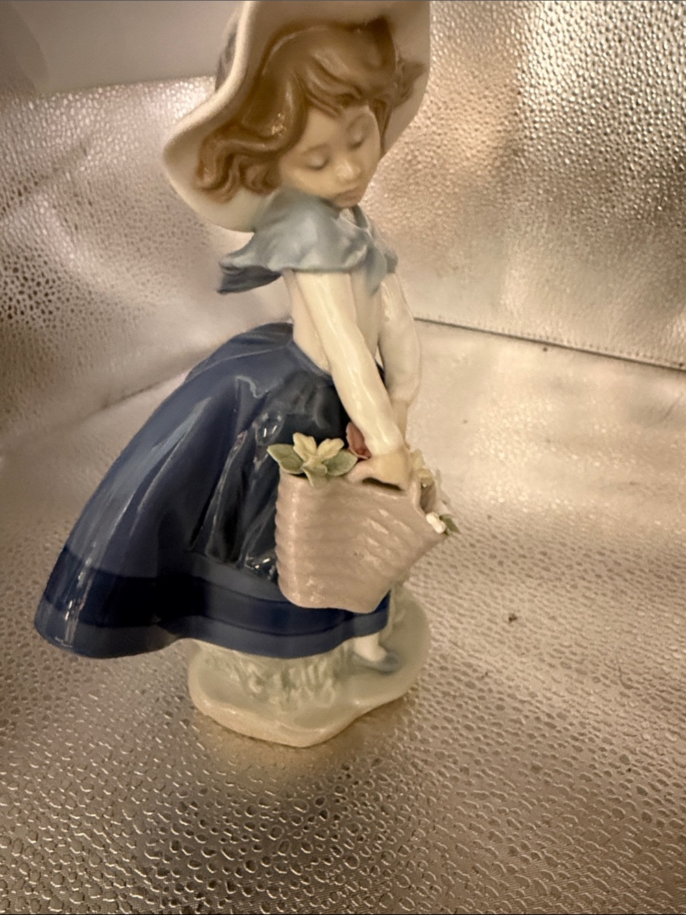 Lladro  Amazing Pretty Pickings Figurine - Picture 12 of 16